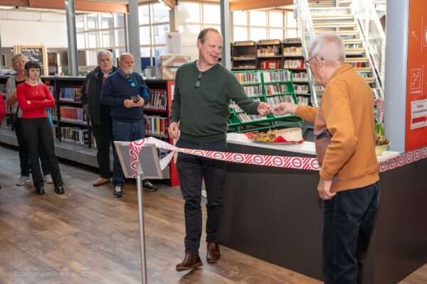 Meneer Gaasbeek opent de receptie in Huis van Houten